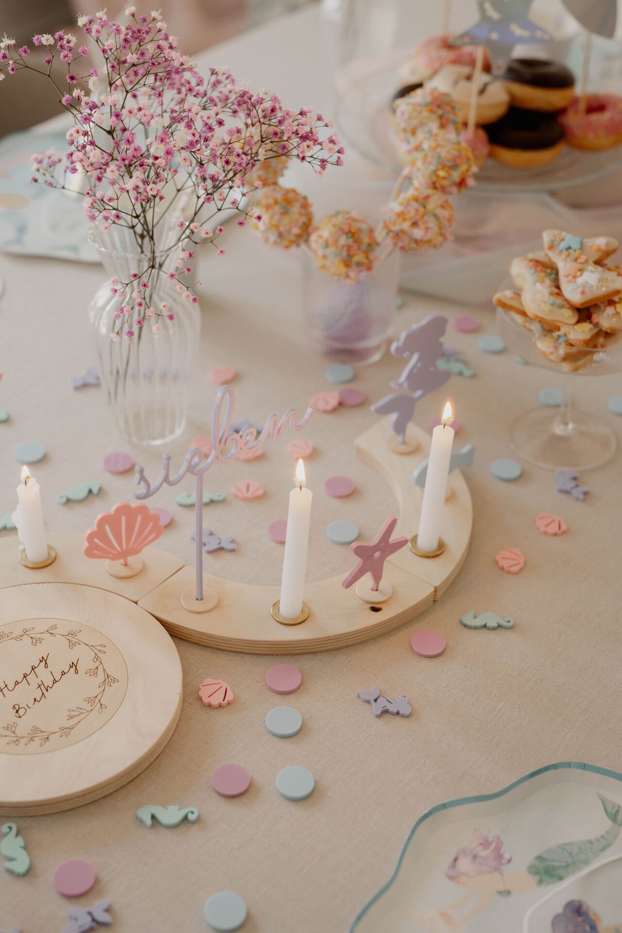 Geburtstagskranz als Tischdeko für einen Meerjungfrauen Geburtstag.